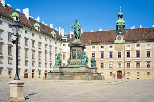 Innenhof der Wiener Hofburg &ndash; &copy; ueuaphoto - stock.adobe.com