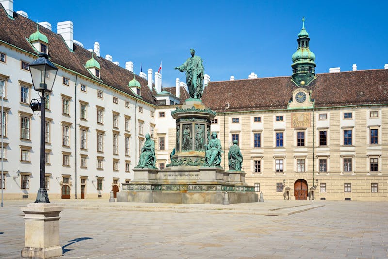 Innenhof der Wiener Hofburg - ©ueuaphoto - stock.adobe.com