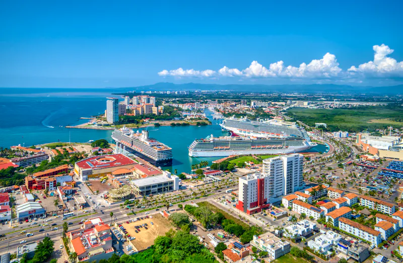 Kreuzfahrtschiffe im Hafen von Puerto Vallarta in Mexiko - &copy;miguelnaranjomx - stock.adobe.com