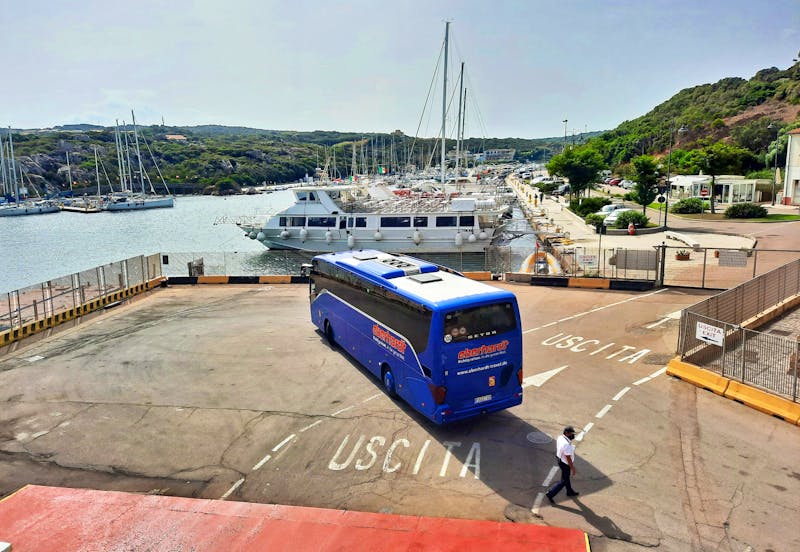 Unser Reisebus an der Fähre von Sardinien (Santa Teresa di Gallura) nach Korsika (Bonifacio) - ©Katrin Deutschbein - Eberhardt TRAVEL