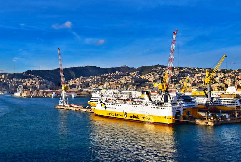 Fähren nach Sardinien im Hafen von Genua - ©Eberhardt TRAVEL