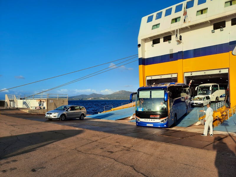 Ankunft der Fähre auf der Insel Sardinien - Eberhardt-Reisebus - ©Katrin Deutschbein - Eberhardt TRAVEL