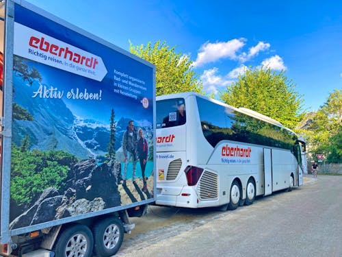 Eberhardt-Reisebus mit Fahrradanhänger &ndash; &copy; Roswitha Zytowski - Eberhardt TRAVEL