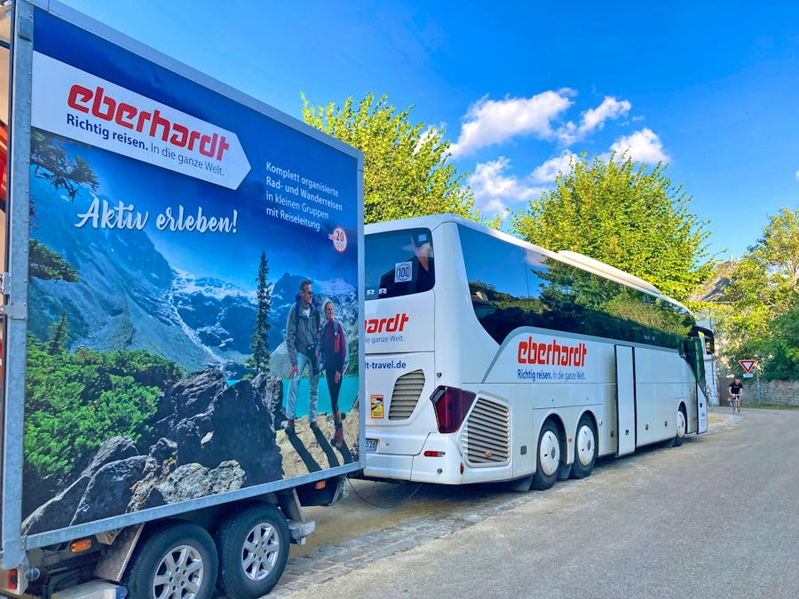 Eberhardt-Reisebus mit Fahrradanhänger – © Roswitha Zytowski - Eberhardt TRAVEL