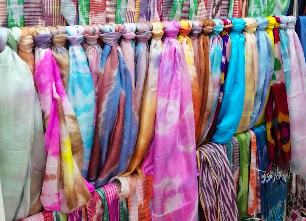 Bunte Tücher in einer Manufaktur in Buchara – © Eberhardt TRAVEL - Andrej Kulikov