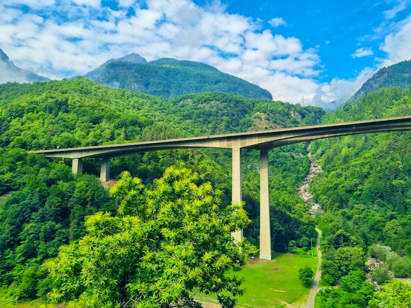 Fahrt mit dem Gotthard-Panorama-Express - Gotthard-Autobahnbrücke - ©Katrin Deutschbein - Eberhardt TRAVEL