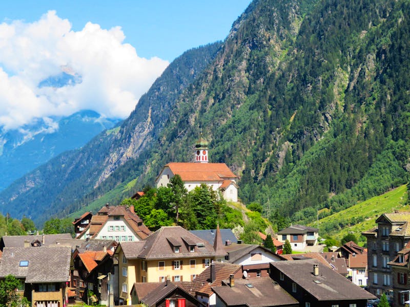 Fahrt mit dem Gotthard-Panorama-Express - Blick zur Kirche Wassen - ©Annette Weise - Eberhardt TRAVEL