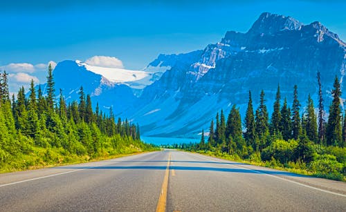 Highway am Bow Lake in den kanadischen Rocky Mountains &ndash; &copy; Libor - stock.adobe.com