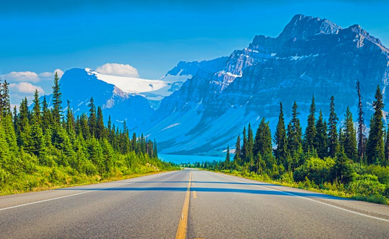 Highway am Bow Lake in den kanadischen Rocky Mountains - ©Libor - stock.adobe.com
