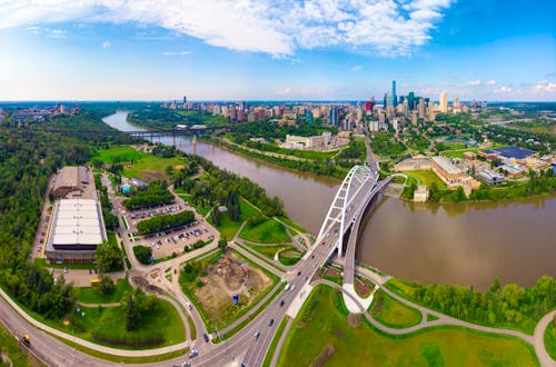 Edmonton am North Saskatchewan River &ndash; &copy; Bailey Parsons - stock.adobe.com