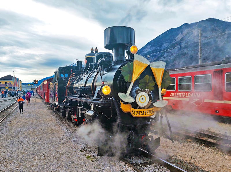 Silvesterzug der Zillertalbahn am Bahnhof Jenbach - ©Dieter Braune - Eberhardt TRAVEL