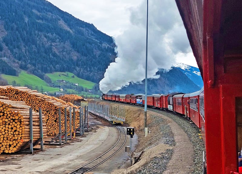 Silvesterzug der Zillertalbahn kurz vor Fügen - ©Dieter Braune - Eberhardt TRAVEL
