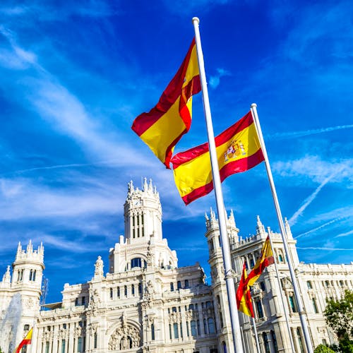 Madrid - Spanien-Flaggen vor dem Palacio de Cibeles in der Innenstadt &ndash; &copy; beatrice prève - stock.adobe.com
