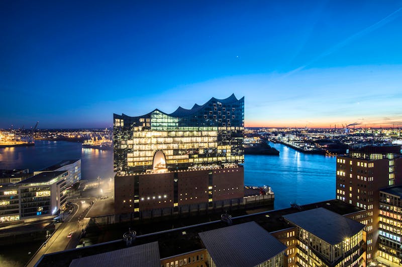 Elbphilharmonie Hamburg - hellerleuchtet am Abend - ©Elbphilharmonie Hamburg -Thies Raetzke