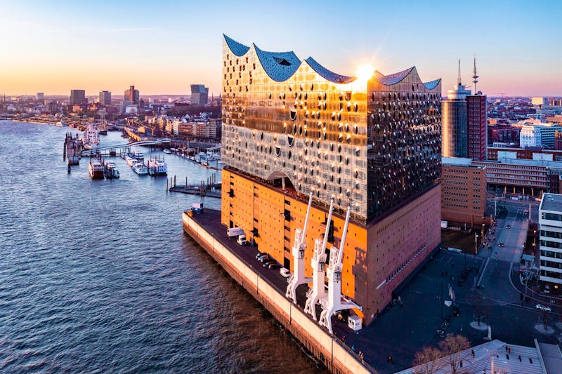 Hamburg - Blick auf die Elbphilharmonie am Abend - ©Elbphilharmonie Hamburg - Thies Raetzke