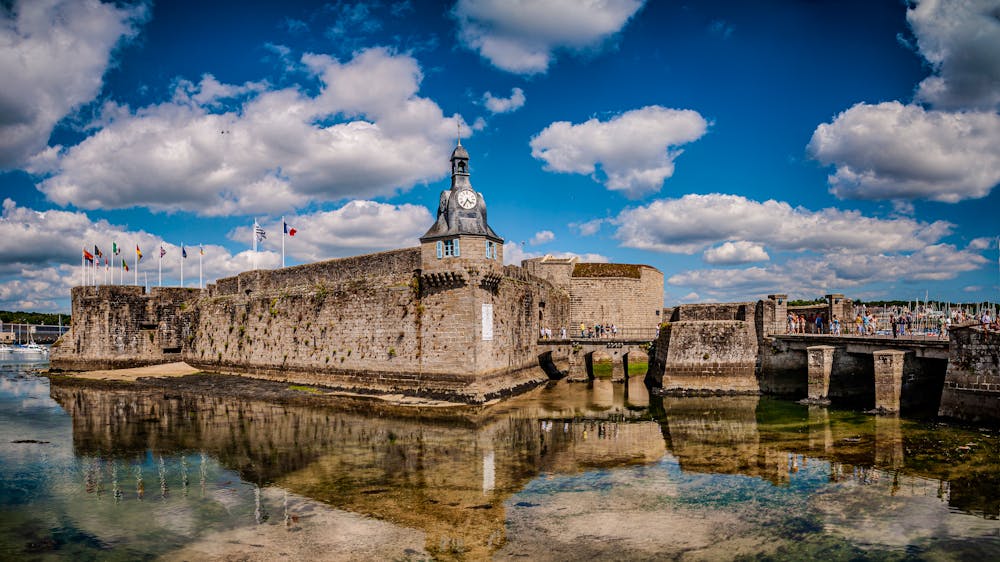 Concarneau in der Bretagne -  die befestigte Stadt und ihre Mauer &ndash; &copy; Laurent Bousquet - stock.adobe.com