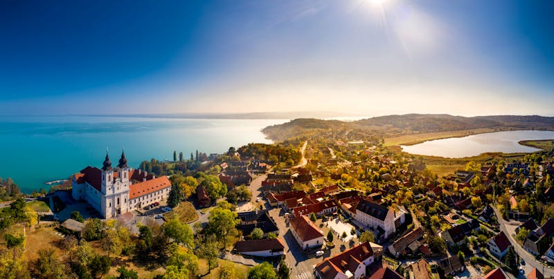Blick auf den Balaton und die Abteikirche von Tihany  - ©Nyul - stock.adobe.com