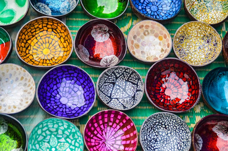 Luang Prabang - Marktstand mit handverzierten Kokosnuss-Schälchen - ©MarieXMartin - stock.adobe.com