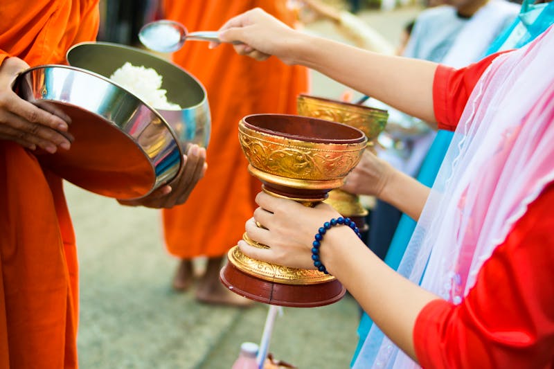 Binthabhat-Zeremonie in Laos - buddhistische Mönche erhelten Reis als Almosen - ©apichart609 - stock.adobe.com