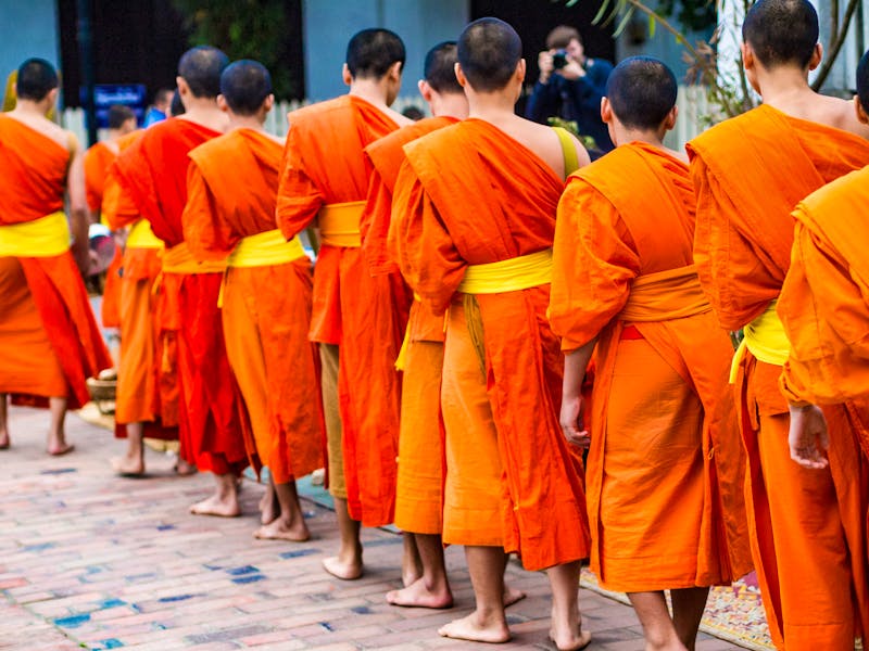 Binthabhat-Zeremonie in Luang Prabang - buddhistische Mönche auf dem Weg um feierlich Almosen zu erlangen - ©Takashi Images - stock.adobe.com