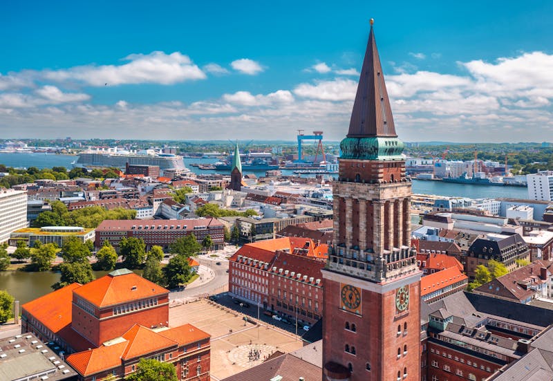 Stadtansicht von Kiel mit Hafen - ©uslatar - stock.adobe.com