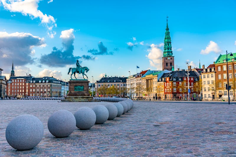 Statue von Frederik VII vor Christiansborg-Palast in Kopenhagen - ©dudlajzov - stock.adobe.com