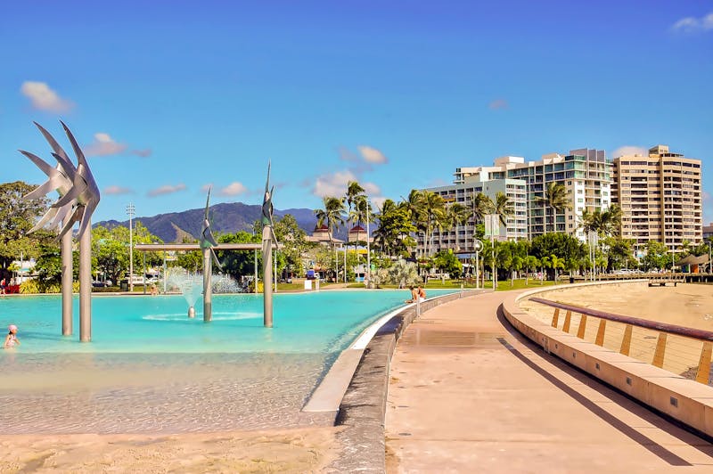 Cairns in Nord-Queensland - Spaziergang an der Küstenpromende - ©Lux Blue - stock.adobe.com
