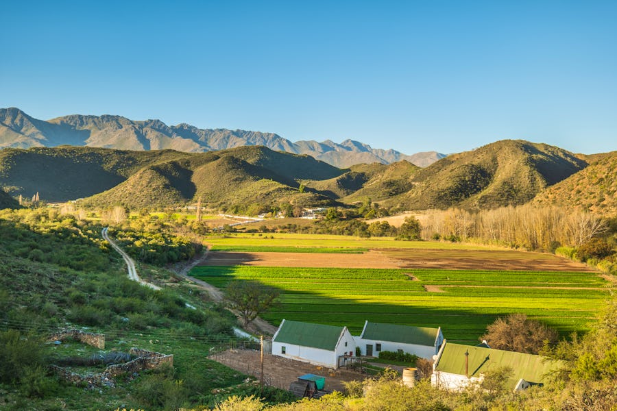 Farmhäuser und Felder bei Oudtshoorn - Western Cape in Südafrika – © Arnold - stock.adobe.com