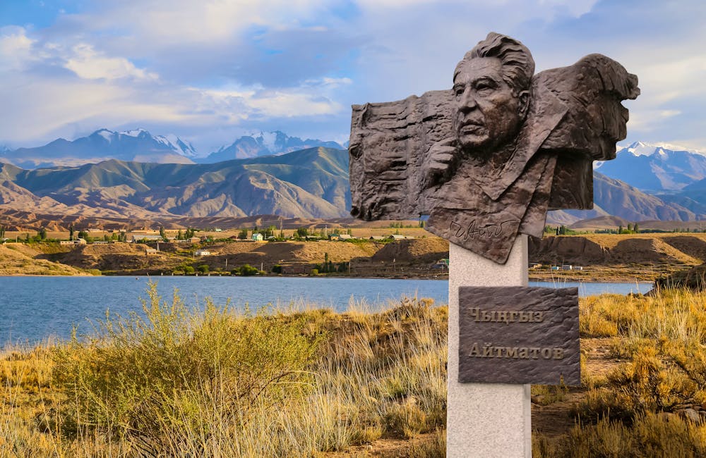 Schriftsteller Tschingis Aitmatow und Issyk Kul See in Kirgisistan &ndash; &copy; Rui Vale de Sousa - stock.adobe.com / Eberhardt TRAVEL