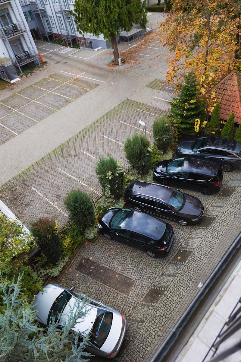Blick auf den kleinen Parkplatz Villa Herkules – ©Villa Herkules