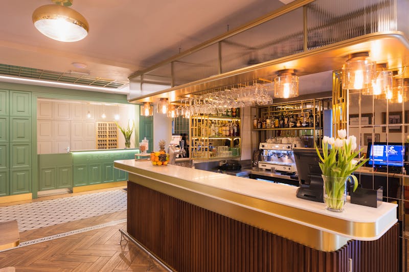 Eingangsbereich mit Rezeption und Bar Villa Herkules – ©Villa Herkules
