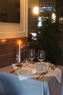 romantischer Tisch in der Villa Herkules – © Villa Herkules