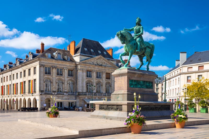 Orleans - Place du Martroi mit dem Denkmal für die französische Nationalheldin Jean d’Arc - ©Aleh Varanishcha - stock.adobe.com