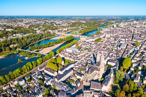 Tours im Loire-Tal - Panoramablick auf Altstadt und Kathedrale &ndash; &copy; saiko3p - stock.adobe.com