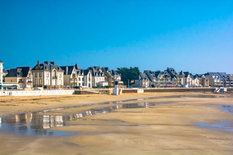 Quiberon - Blick auf die Altstadt und das Atlantikufer bei Ebbe - ©Jesse - stock.adobe.com