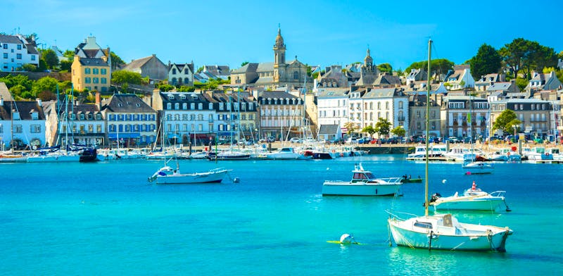 Audierne in der Bretagne - Blick auf Hafen und Altstadt - ©Alexi Tauzin - stock.adobe.com