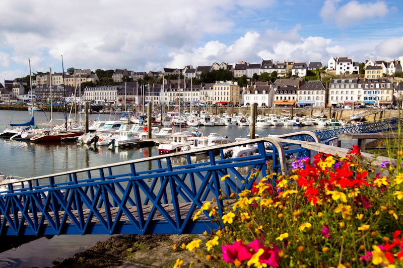 Audierne in der Bretagne - Blick auf Hafen und Altstadt - ©atmosphere57 - stock.adobe.com