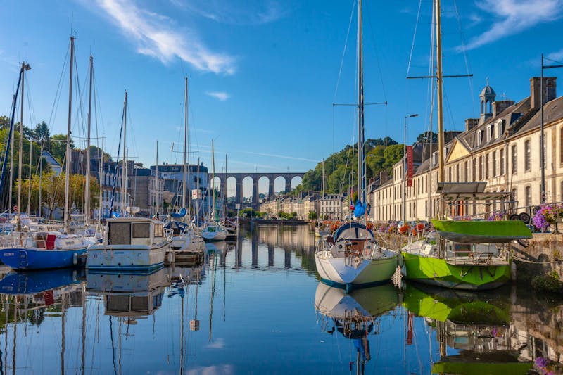 Morlaix - Blick auf den Hafen und das historische Viadukt - ©herreneck - stock.adobe.com