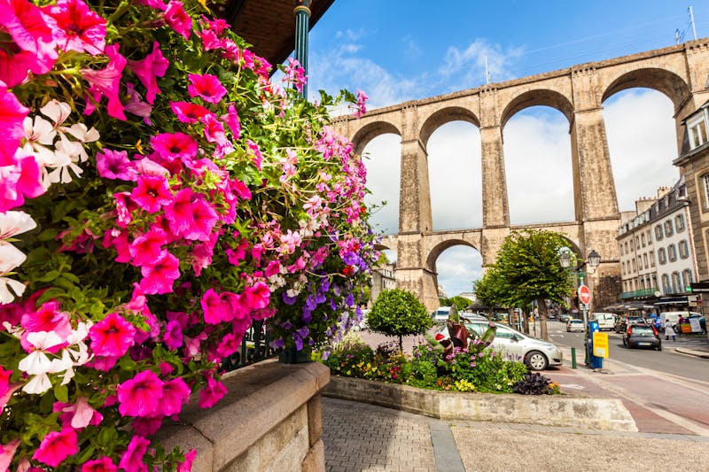 Morlaix - die Altstadt und das historische Viadukt - ©oscity - stock.adobe.com