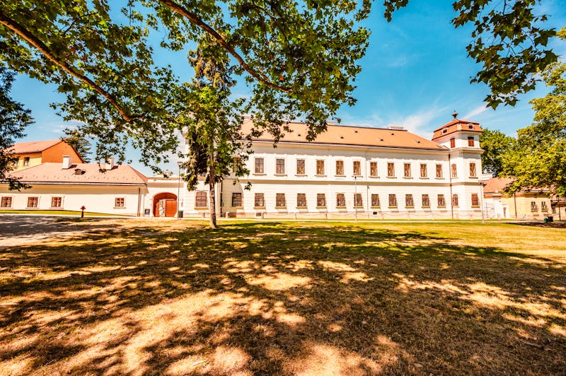 Schloss Esterhazy in Tata  - ©alexanderuhrin - stock.adobe.com