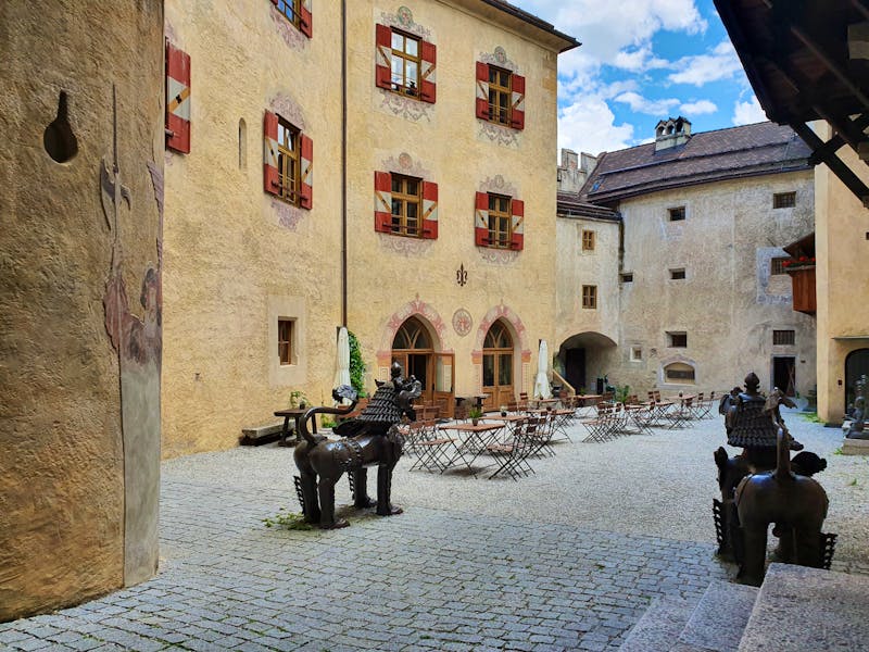 Innenhof des Schlosses Bruneck - ©Ria Heilmann - Eberhardt TRAVEL