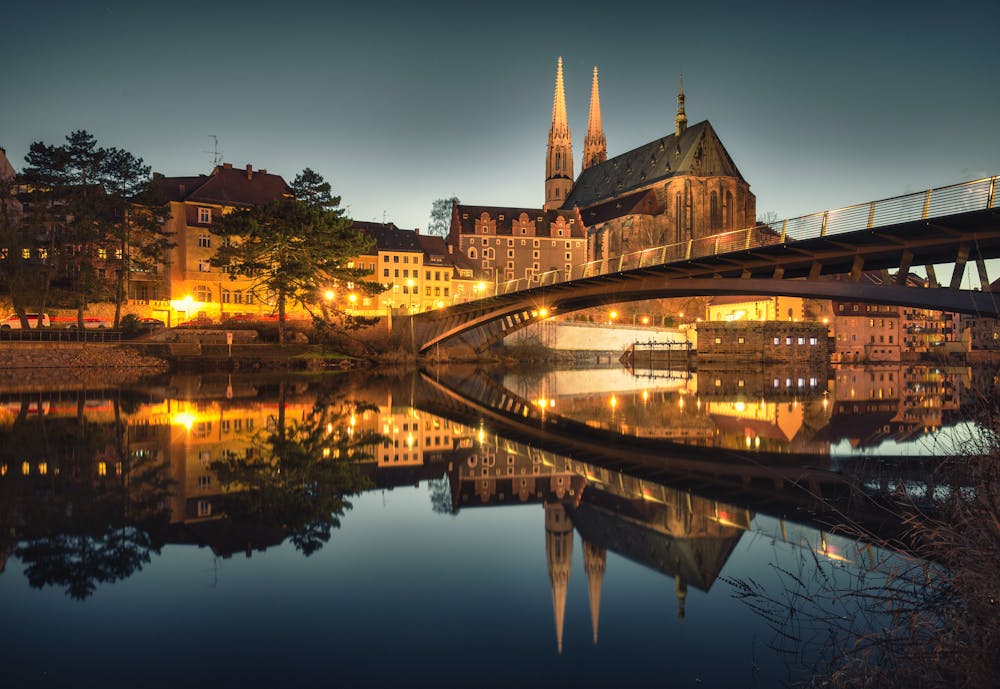 Görlitz - Blick auf die Altstadt mit Peterskirche und Neiße-Brücke am Abend &ndash; &copy; Christopher Klein - stock.adobe.com