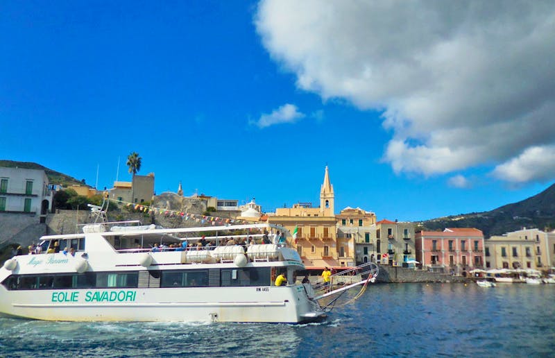 Fähre im Hafen von Lipari - ©Kerstin Heintzel - Eberhardt TRAVEL