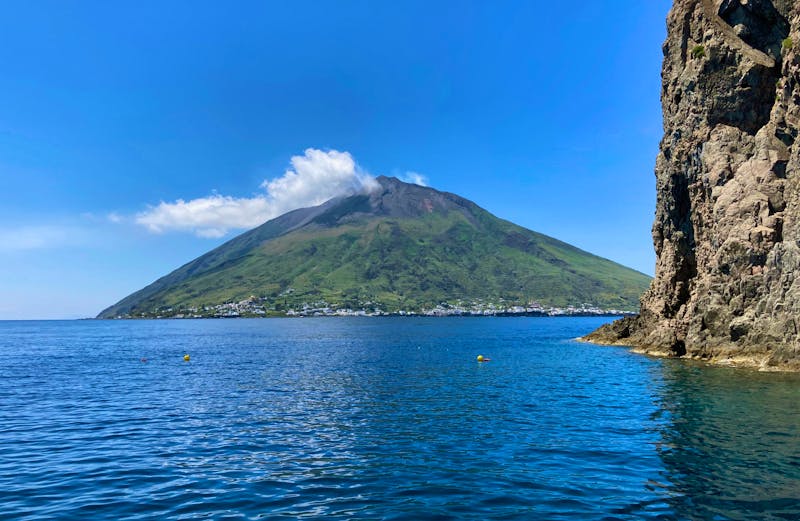 Schiffsfahrt bei der Liparischen Insel Stromboli  - ©Dr. Andreas Wolfsteller - Eberhardt TRAVEL