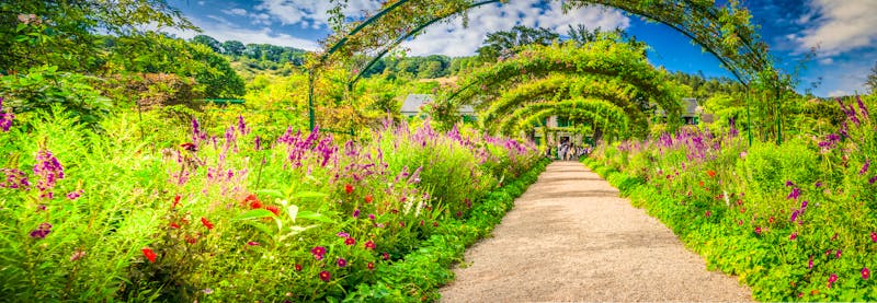 Giverny - die berühmten Rosenbögen im Garten von Monet - ©neirfy - stock.adobe.com