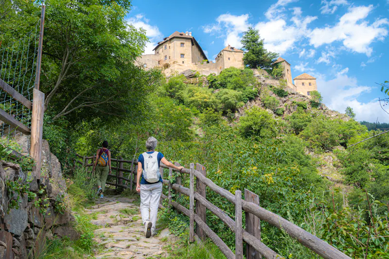 Wanderung zum Reinhold Messner Schloss Juval in Südtirol - &copy;Simone - stock.adobe.com