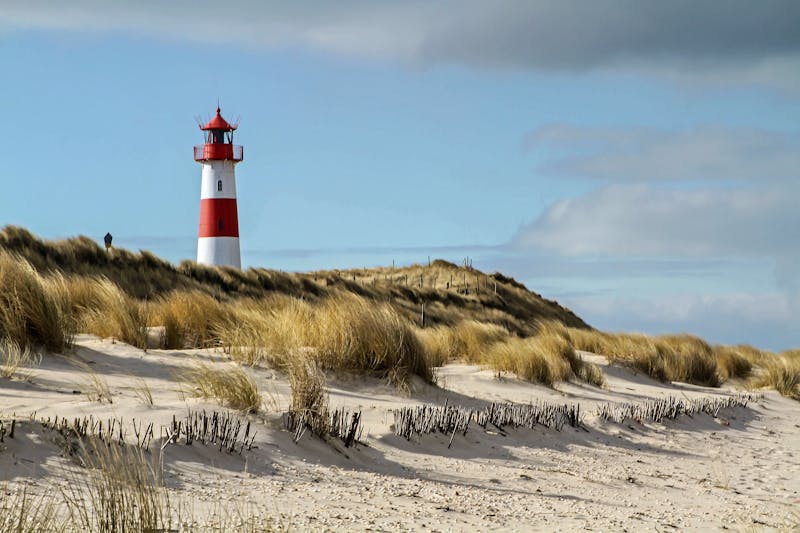 Nordsee-Insel Sylt - Blick auf Leuchtturm und Sandstrand - ©Markus Zeller - stock.adobe.com