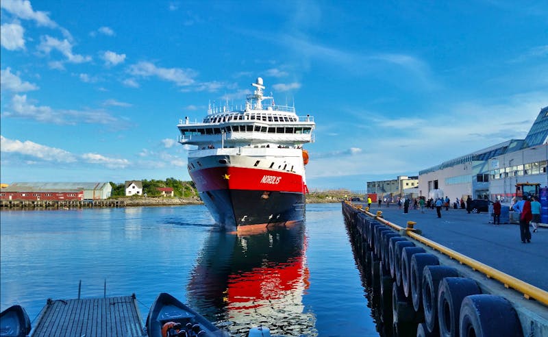 Hurtigrutenschiff MS Nordlys in Svolvær - Lofoten - &copy;Martin Büchner - Eberhardt TRAVEL