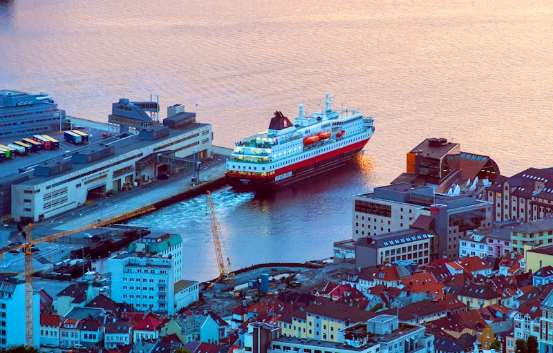Hurtigrutenschiff in Bergen - ©Thibault DELEMOTTE - Hurtigruten Guest image