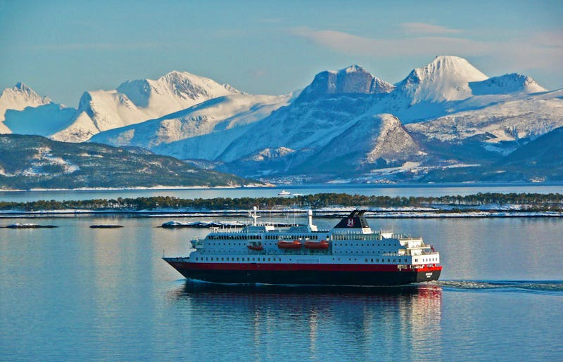 Hurtigrutenschiff bei Molde  - © Øivind Dahl – Guest image / Hurtigruten